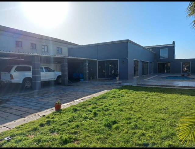 6 BEDROOM HOUSE FOR SALE IN ZEEKOEIVLEI